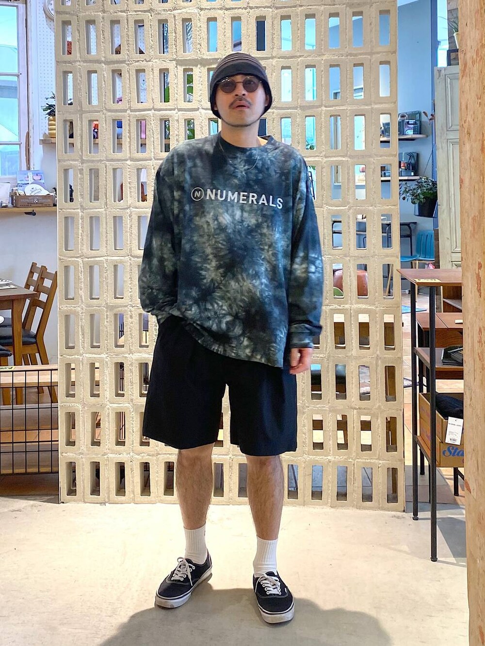 ブラック系のTシャツ/カットソー、ブラック系のその他パンツ、ブラック系のハットを着用したメンズの春コーディネートの5枚目の写真