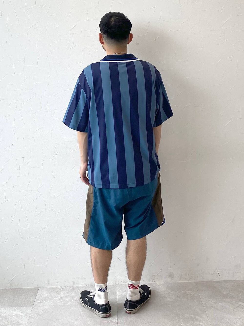 ブルー系のシャツ/ブラウス、グリーン系のその他パンツを着用したメンズの夏コーディネートの3枚目の写真