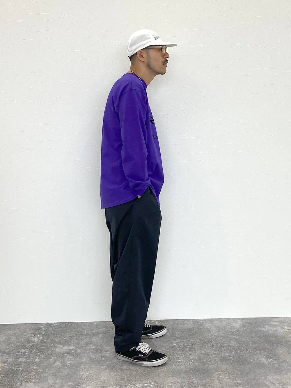 パープル系のTシャツ/カットソー、ブラック系のスラックス、その他のネックレスを着用したメンズの夏コーディネートの4枚目の写真