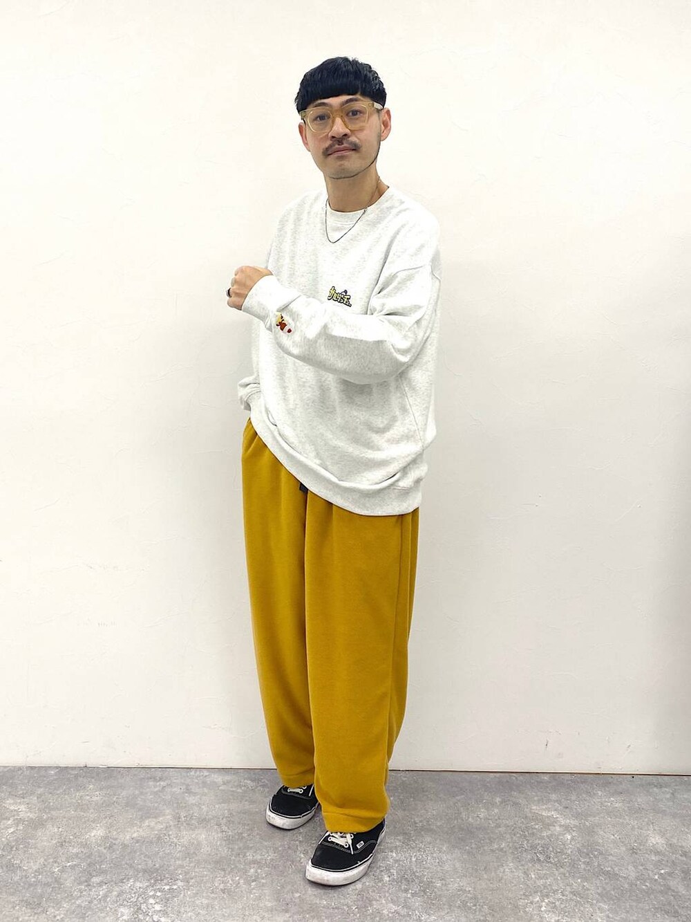 「niko and ...、メガネ男子、個性派、ストリート、休日コーデ、高見え、ベーシック/シンプル、カジュアル、オーバーサイズ、ワイドパンツ、スウェット、ユニセックス、ゆったり、春コーデ、冬コーデ」｜「niko and...の【PlayStation(プレイステーション)】限定サルゲッチュプルオーバー（スウェット、グレー系）」を使った、堀井圭さん（メンズ・172cm）の冬コーディネートの5枚目の写真