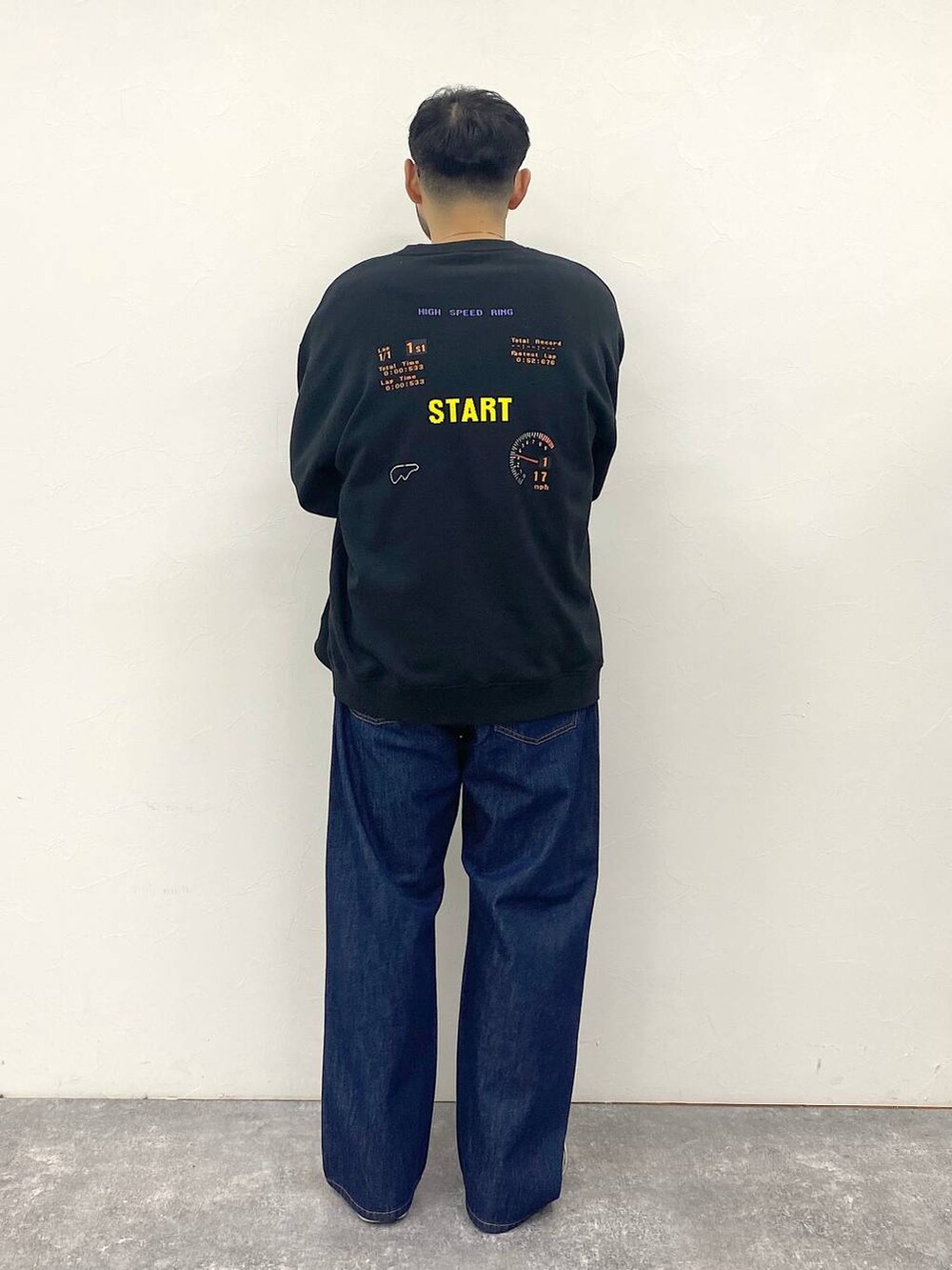 「ストリート、休日コーデ、高見え、ベーシック/シンプル、カジュアル、オーバーサイズ、ワイドパンツ、niko and ...、メガネ男子、スウェット、デニムパンツ、NKJコーデ_niko and ...、シンプルコーデ、シンプル、ユニセックス」｜「niko and...の【niko and ...JEANS 2025SS】ワイド5ポケットデニムパンツ（デニムパンツ、ブルー系）」を使った、堀井圭さん（メンズ・172cm）の冬コーディネートの3枚目の写真