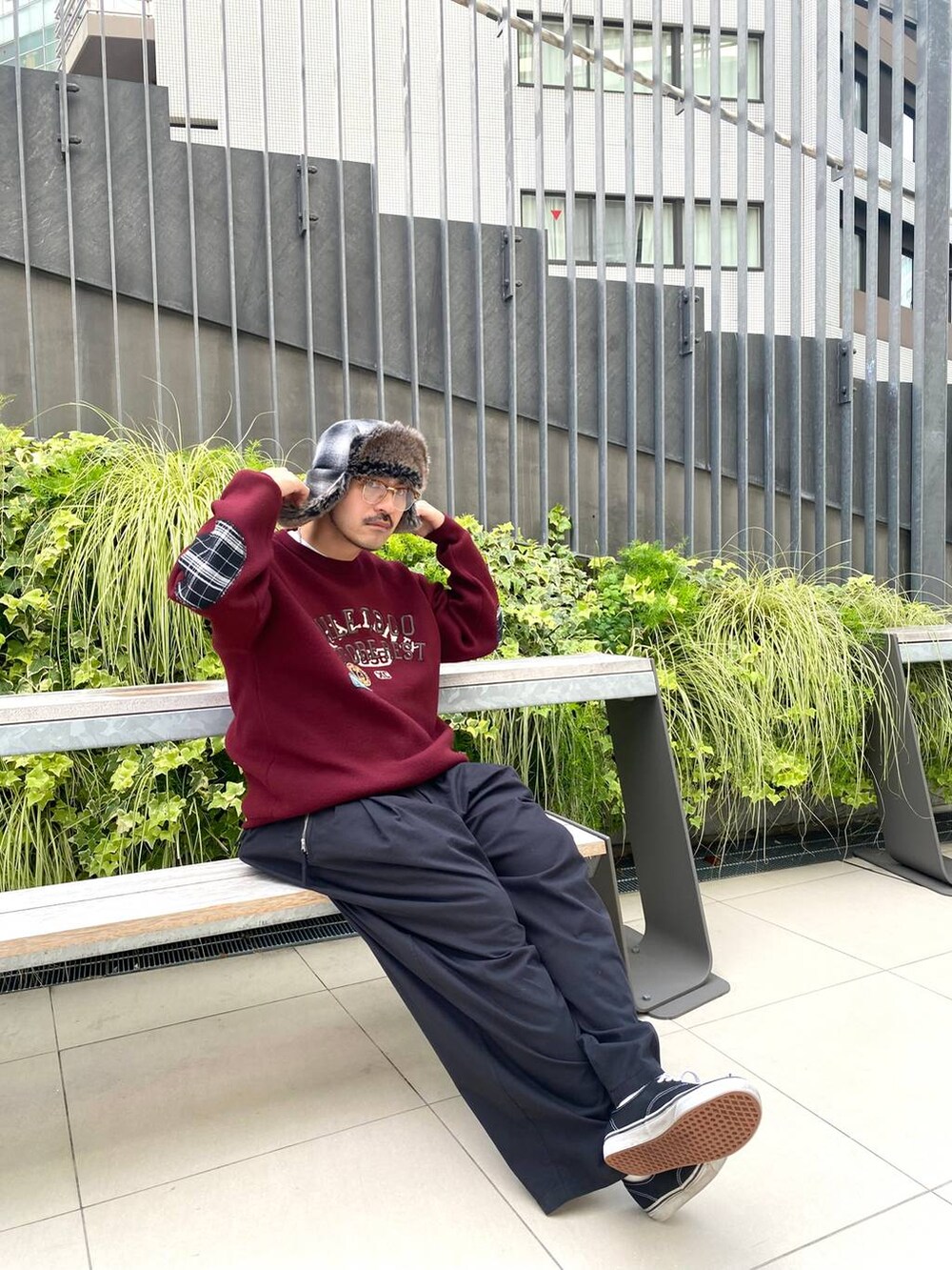 ブラック系のその他パンツ、レッド系のニット/セーター、その他のサングラスを着用したメンズの秋コーディネートの6枚目の写真