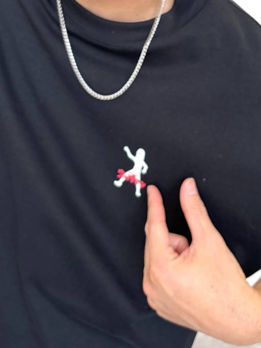 ブラック系のその他シューズ、その他のその他パンツ、その他のネックレスを着用したメンズの春コーディネートの6枚目の写真