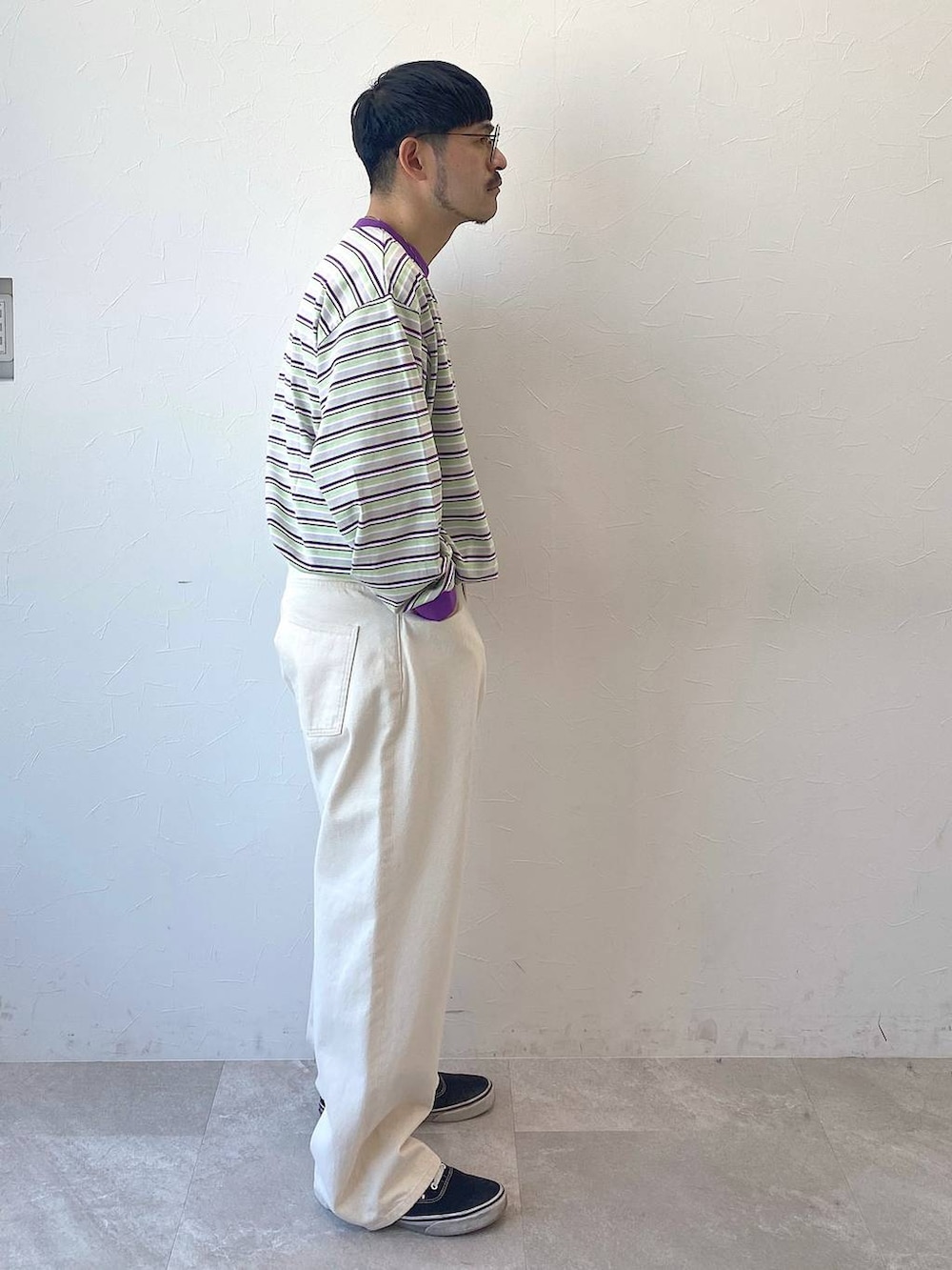 ホワイト系のデニムパンツ、グリーン系のTシャツ/カットソーを着用したメンズの春コーディネートの2枚目の写真