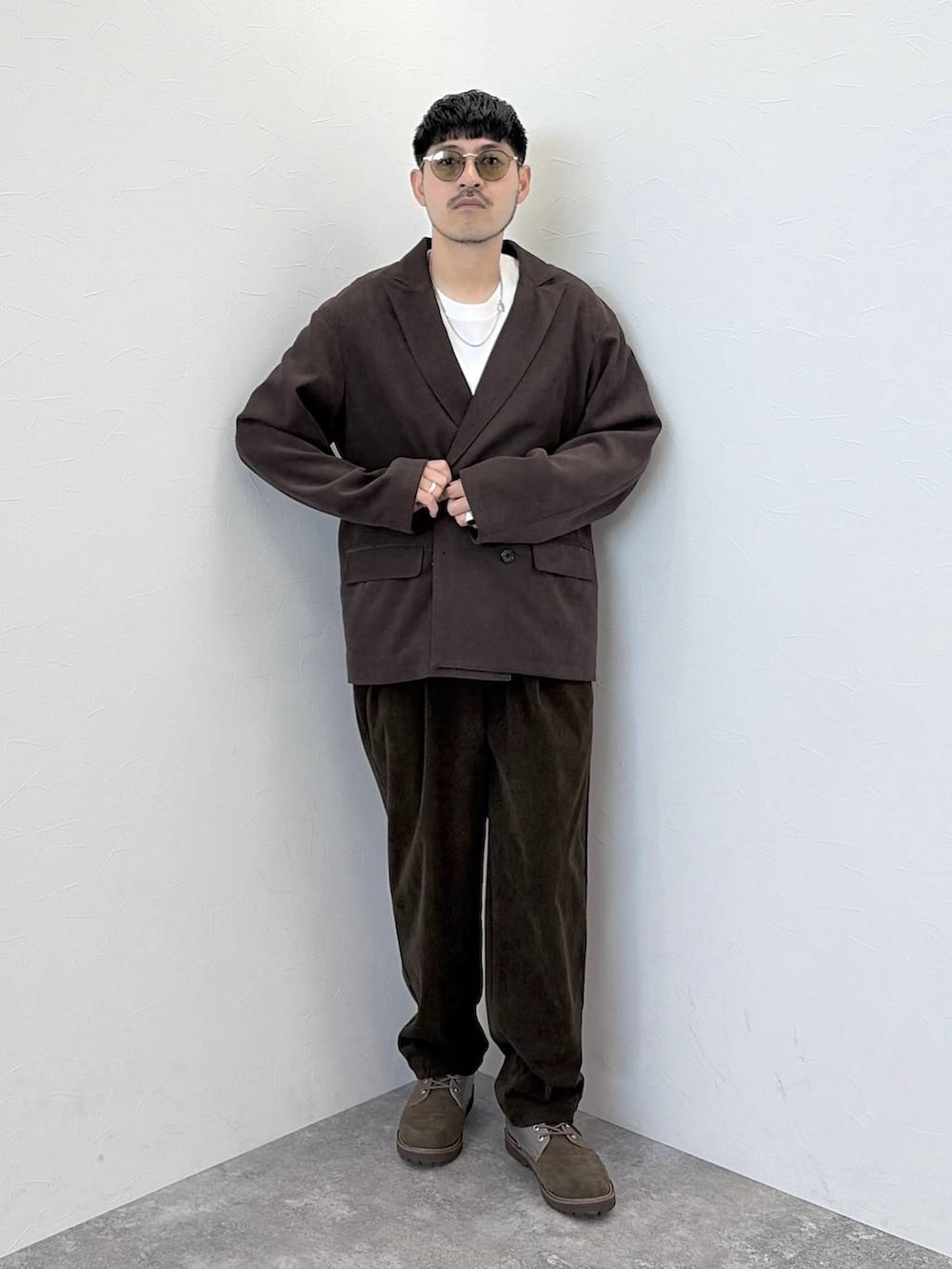 ブラウン系のその他パンツ、ブラウン系のテーラードジャケット、ホワイト系のTシャツ/カットソーを着用したメンズの秋コーディネートの5枚目の写真