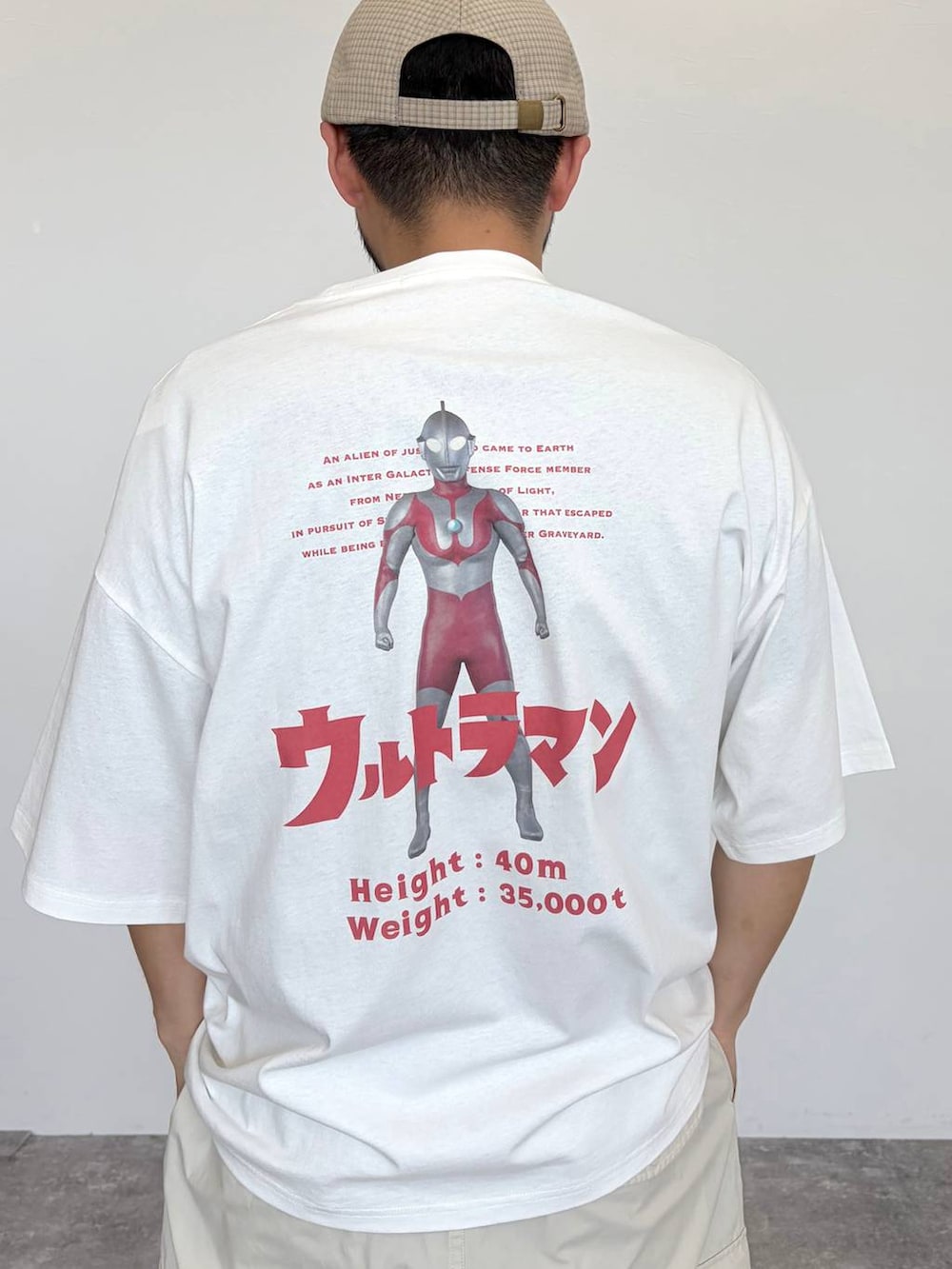 ベージュ系のカーゴパンツ、その他のネックレス、ベージュ系のキャップを着用したメンズの春コーディネートの5枚目の写真