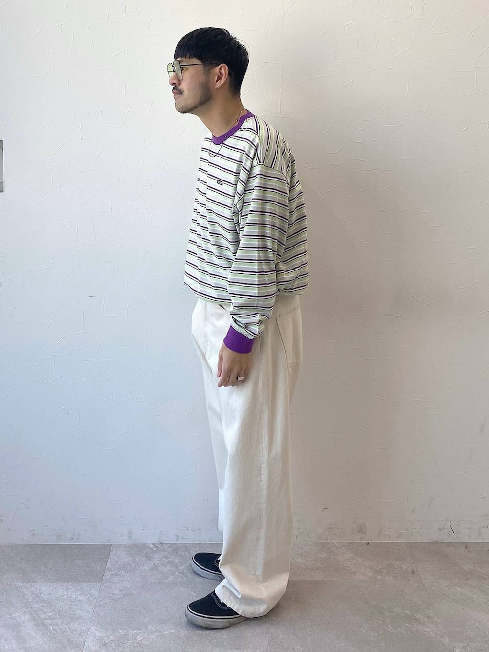 ホワイト系のデニムパンツ、グリーン系のTシャツ/カットソーを着用したメンズの春コーディネートの4枚目の写真