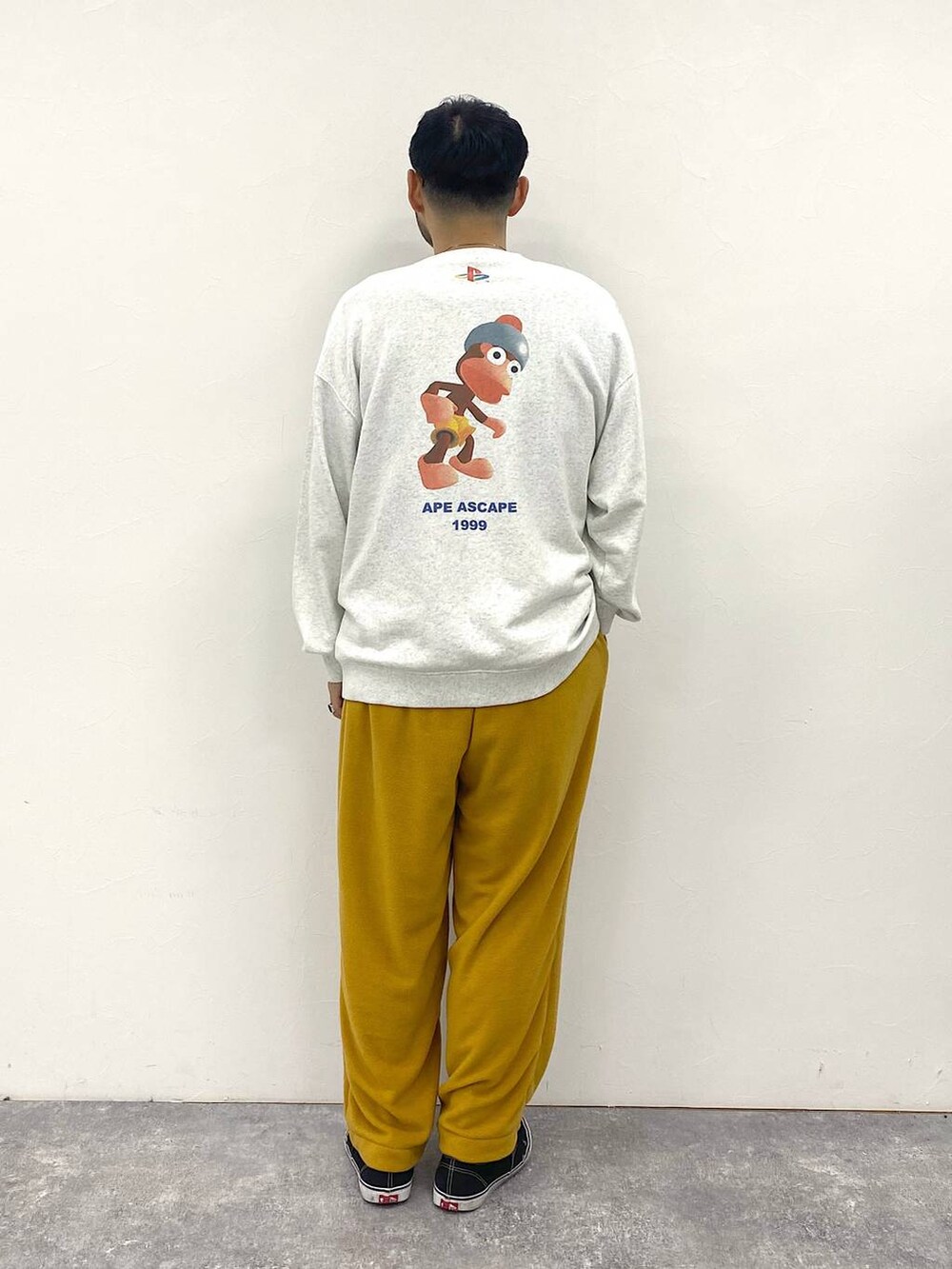 「niko and ...、メガネ男子、個性派、ストリート、休日コーデ、高見え、ベーシック/シンプル、カジュアル、オーバーサイズ、ワイドパンツ、スウェット、ユニセックス、ゆったり、春コーデ、冬コーデ」｜「niko and...の【PlayStation(プレイステーション)】限定サルゲッチュプルオーバー（スウェット、グレー系）」を使った、堀井圭さん（メンズ・172cm）の冬コーディネートの2枚目の写真