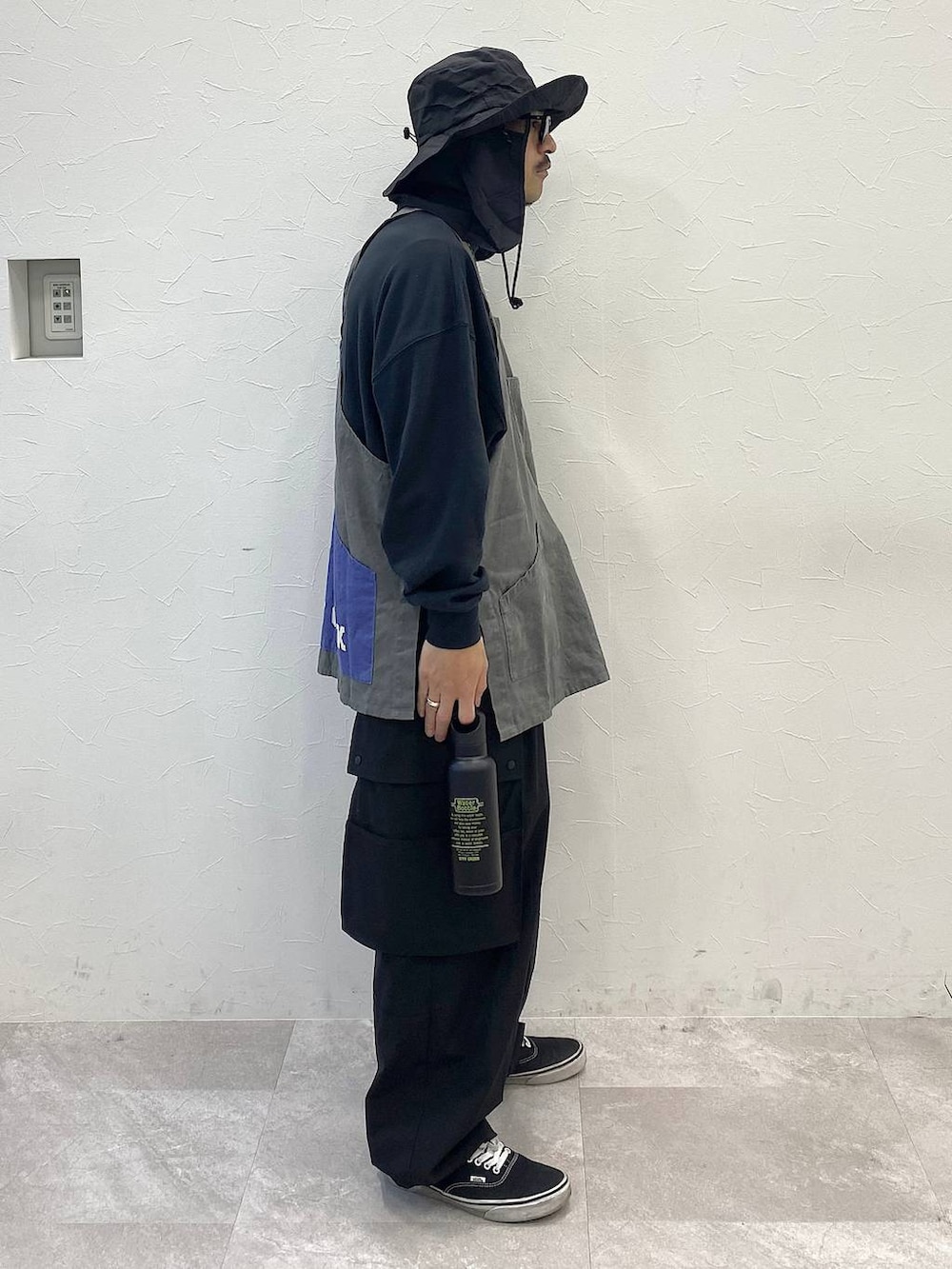 ブラック系のその他パンツ、グレー系のエプロン、ブラック系のハットを着用したメンズの春コーディネートの4枚目の写真