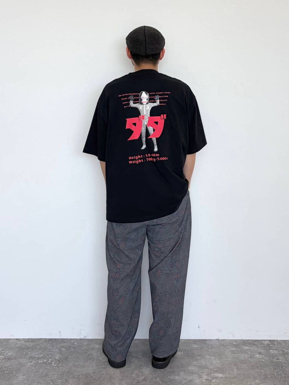 ブラック系のその他シューズ、その他のその他パンツ、その他のネックレスを着用したメンズの春コーディネートの3枚目の写真