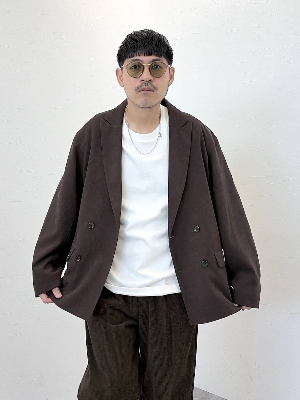 ブラウン系のその他パンツ、ブラウン系のテーラードジャケット、ホワイト系のTシャツ/カットソーを着用したメンズの秋コーディネートの3枚目の写真