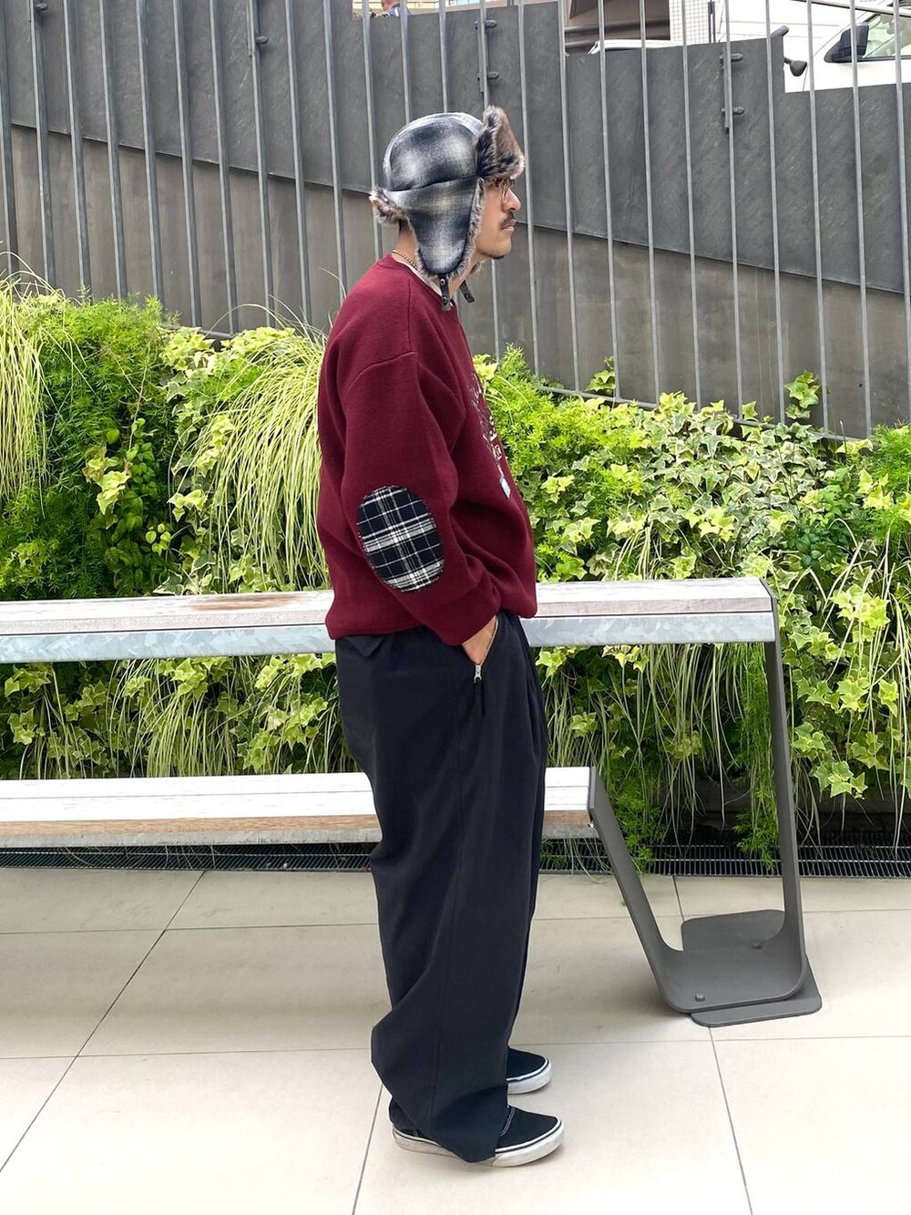 ブラック系のその他パンツ、レッド系のニット/セーター、その他のサングラスを着用したメンズの秋コーディネートの2枚目の写真