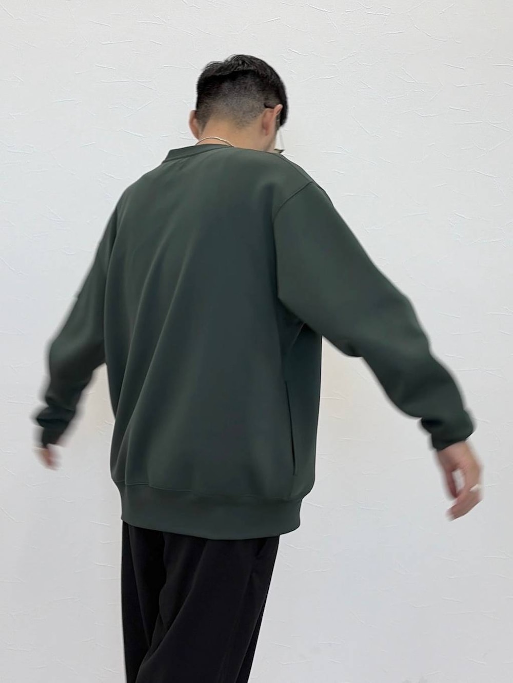 グリーン系のTシャツ/カットソー、ブラック系のその他パンツ、グリーン系のサングラスを着用したメンズの秋コーディネートの7枚目の写真