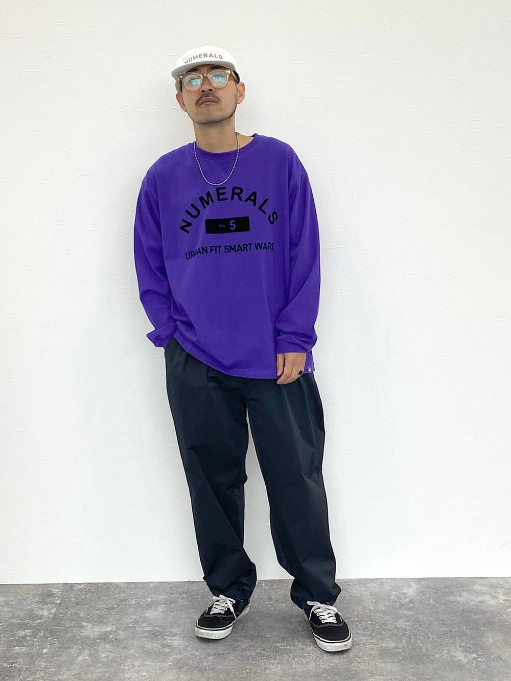 パープル系のTシャツ/カットソー、ブラック系のスラックス、その他のネックレスを着用したメンズの夏コーディネートの5枚目の写真