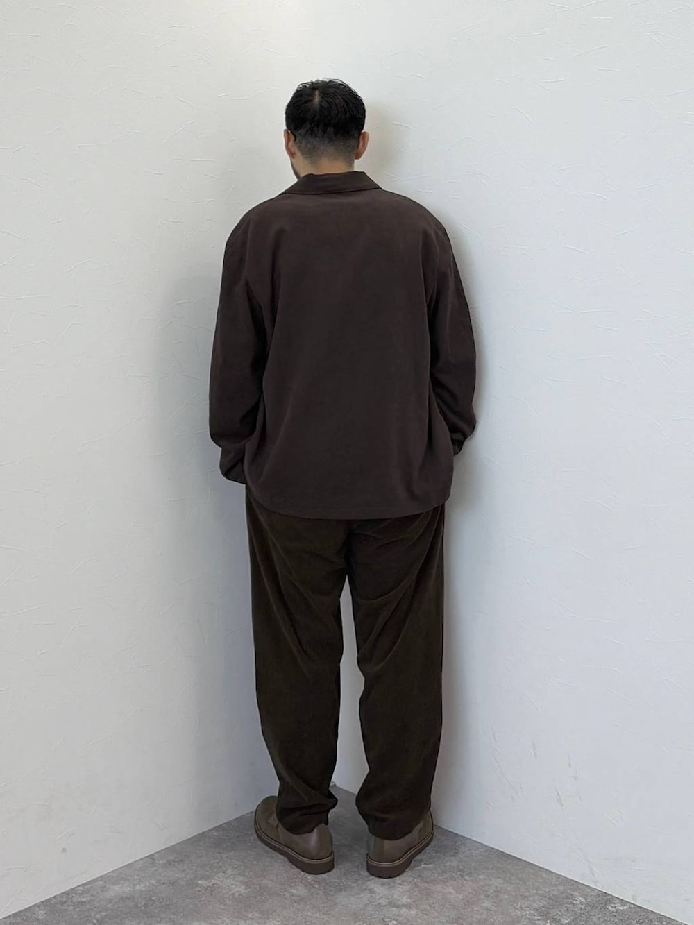 ブラウン系のその他パンツ、ブラウン系のテーラードジャケット、ホワイト系のTシャツ/カットソーを着用したメンズの秋コーディネートの4枚目の写真