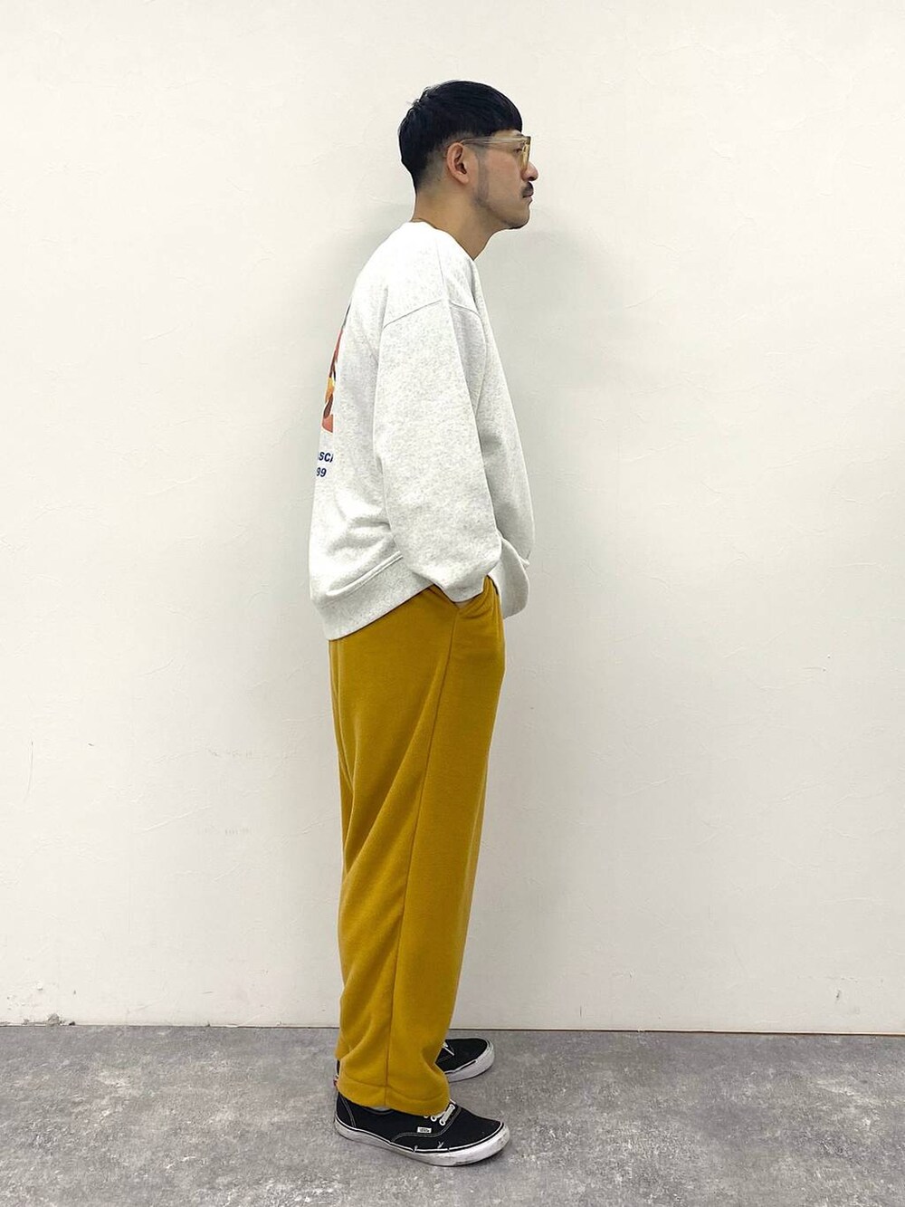「niko and ...、メガネ男子、個性派、ストリート、休日コーデ、高見え、ベーシック/シンプル、カジュアル、オーバーサイズ、ワイドパンツ、スウェット、ユニセックス、ゆったり、春コーデ、冬コーデ」｜「niko and...の【PlayStation(プレイステーション)】限定サルゲッチュプルオーバー（スウェット、グレー系）」を使った、堀井圭さん（メンズ・172cm）の冬コーディネートの4枚目の写真