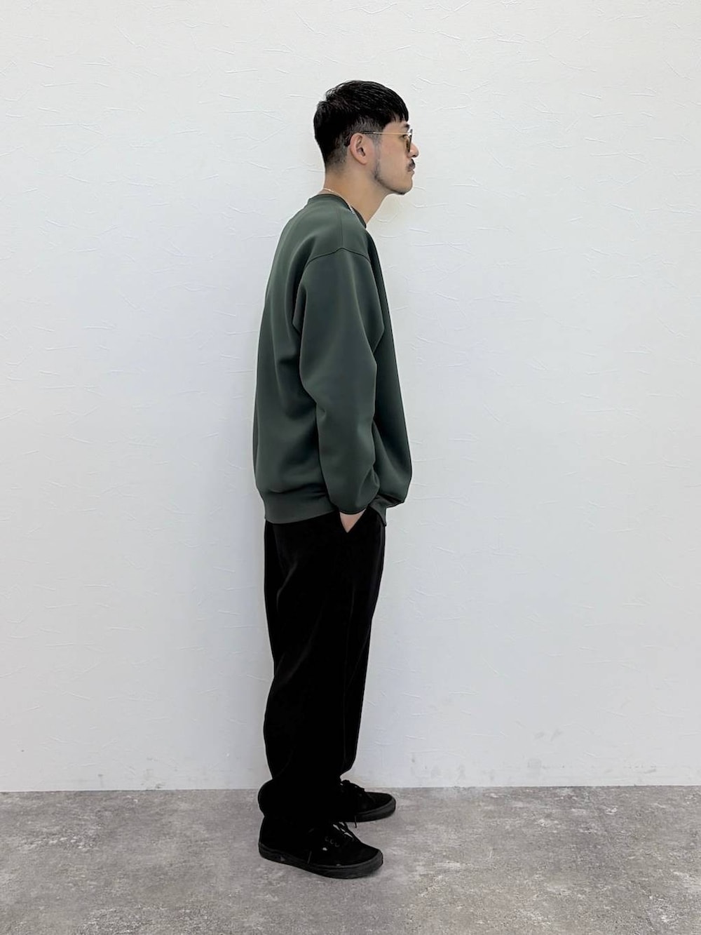グリーン系のTシャツ/カットソー、ブラック系のその他パンツ、グリーン系のサングラスを着用したメンズの秋コーディネートの2枚目の写真