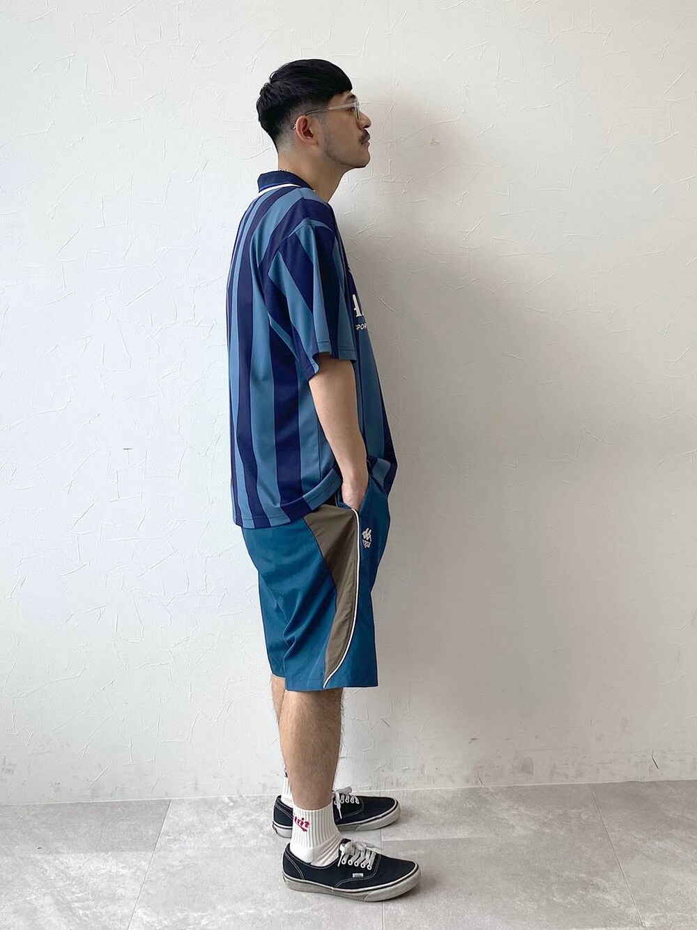 ブルー系のシャツ/ブラウス、グリーン系のその他パンツを着用したメンズの夏コーディネートの4枚目の写真