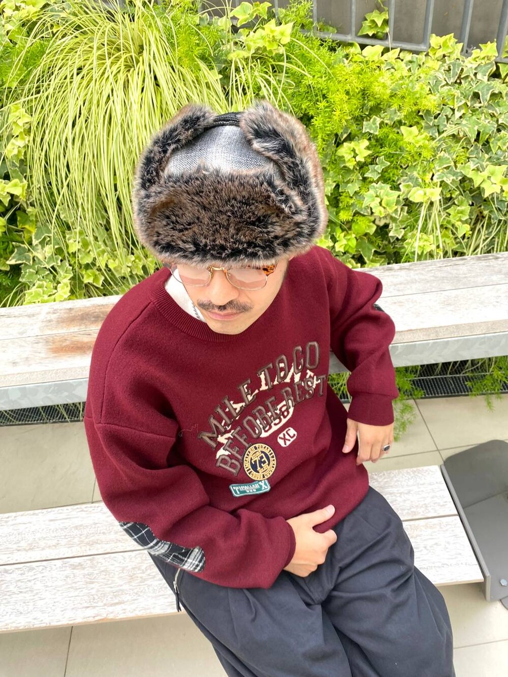 ブラック系のその他パンツ、レッド系のニット/セーター、その他のサングラスを着用したメンズの秋コーディネートの5枚目の写真