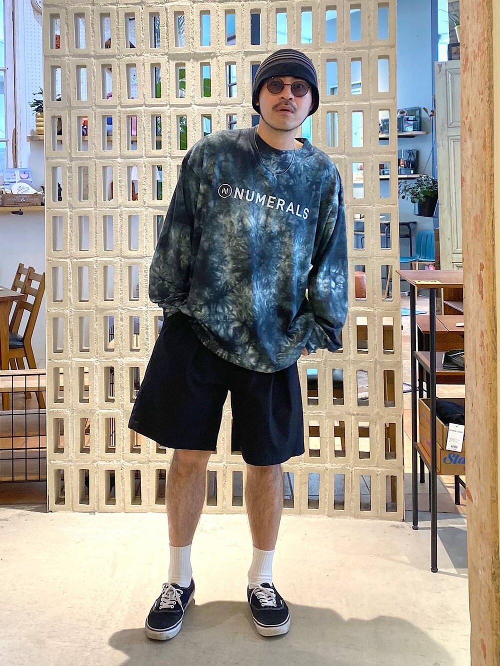 ブラック系のTシャツ/カットソー、ブラック系のその他パンツ、ブラック系のハットを着用したメンズの春コーディネートの6枚目の写真