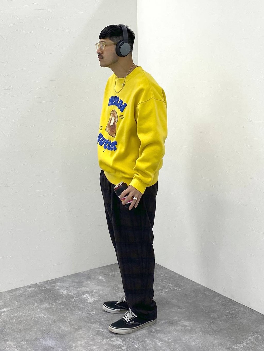 ブラウン系のスラックス、その他のネックレスを着用したメンズの冬コーディネートの2枚目の写真