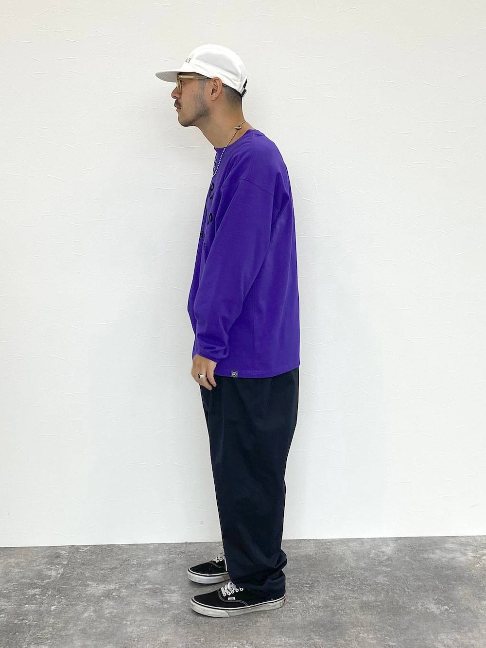 パープル系のTシャツ/カットソー、ブラック系のスラックス、その他のネックレスを着用したメンズの夏コーディネートの2枚目の写真