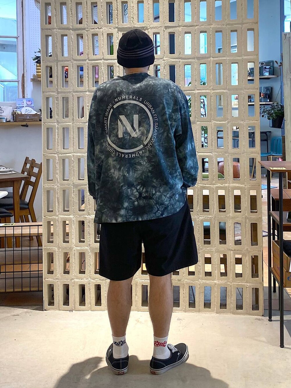 ブラック系のTシャツ/カットソー、ブラック系のその他パンツ、ブラック系のハットを着用したメンズの春コーディネートの3枚目の写真