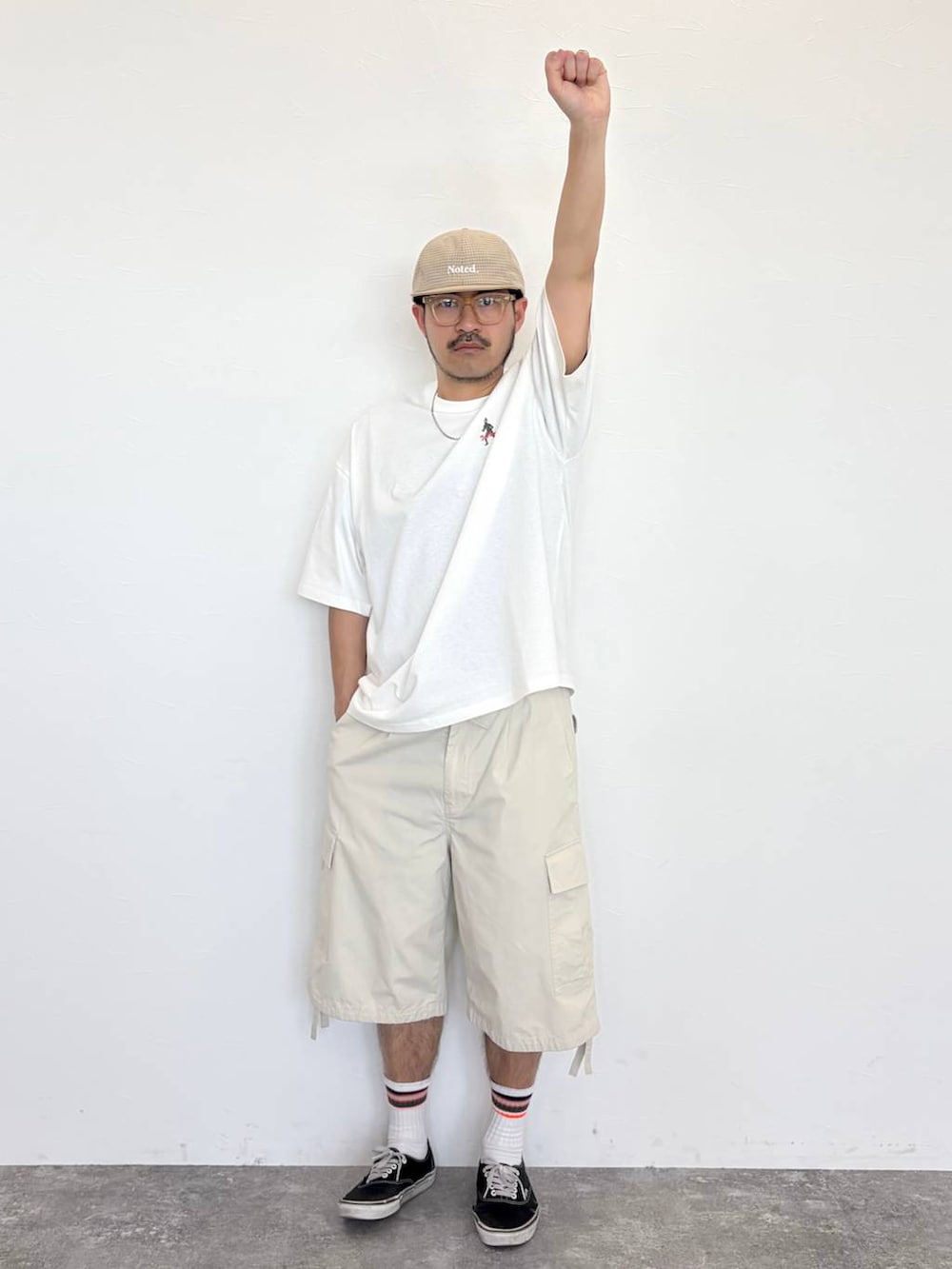 ベージュ系のカーゴパンツ、その他のネックレス、ベージュ系のキャップを着用したメンズの春コーディネートの6枚目の写真