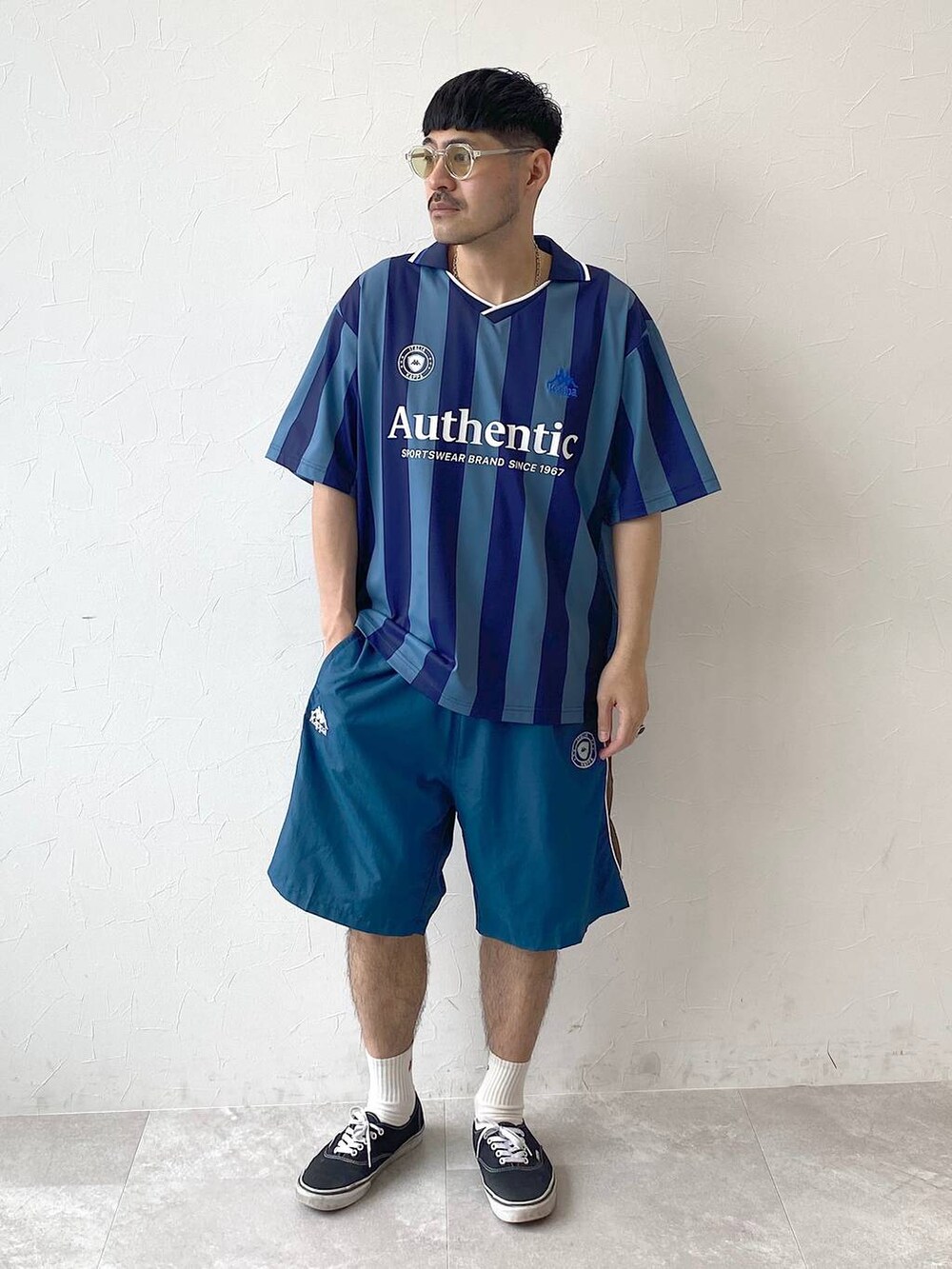 ブルー系のシャツ/ブラウス、グリーン系のその他パンツを着用したメンズの夏コーディネートの5枚目の写真