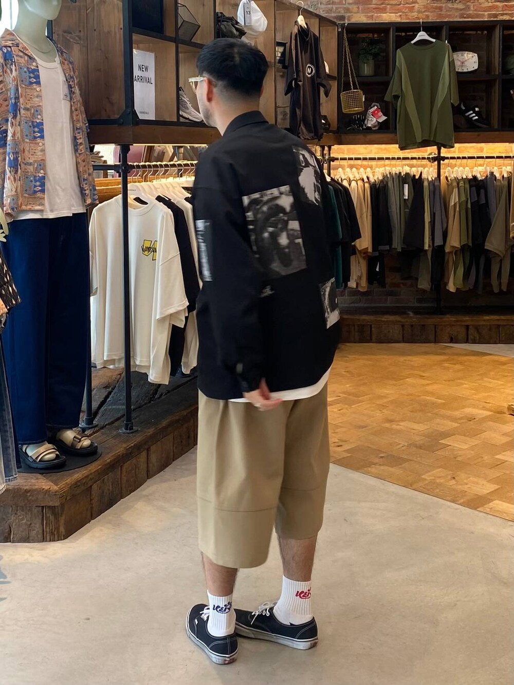 ブラウン系のその他パンツ、グレー系のシャツ/ブラウスを着用したメンズの春コーディネートの5枚目の写真