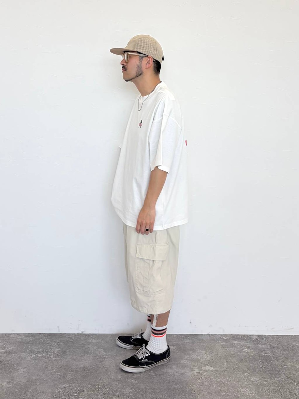 ベージュ系のカーゴパンツ、その他のネックレス、ベージュ系のキャップを着用したメンズの春コーディネートの2枚目の写真