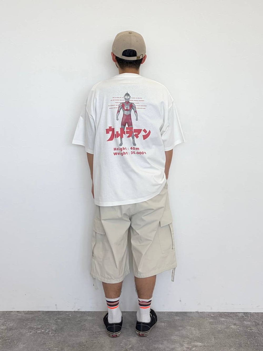 ベージュ系のカーゴパンツ、その他のネックレス、ベージュ系のキャップを着用したメンズの春コーディネートの3枚目の写真