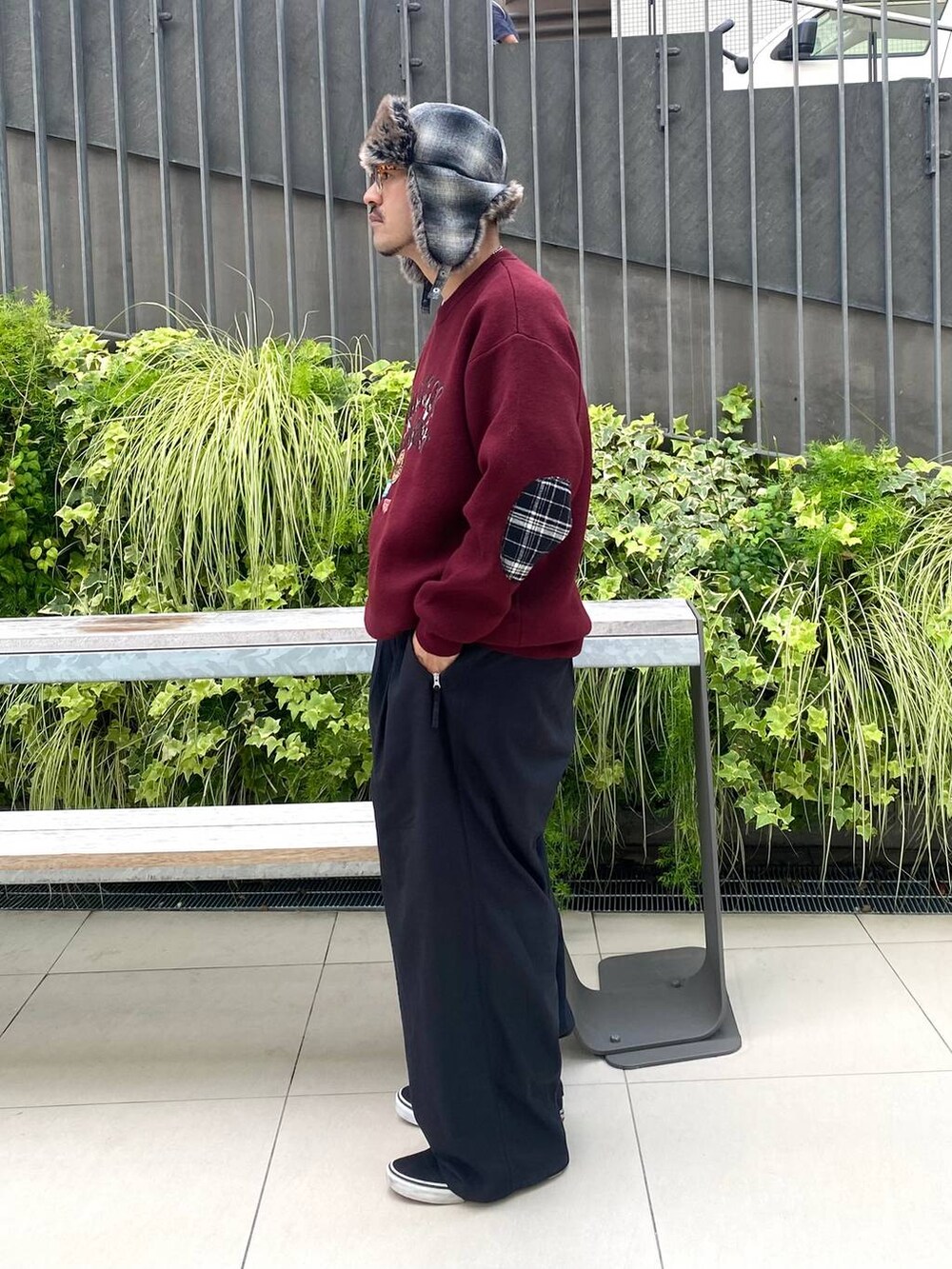 ブラック系のその他パンツ、レッド系のニット/セーター、その他のサングラスを着用したメンズの秋コーディネートの4枚目の写真