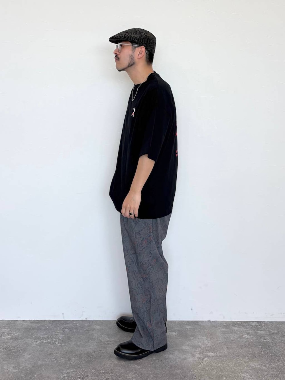 ブラック系のその他シューズ、その他のその他パンツ、その他のネックレスを着用したメンズの春コーディネートの2枚目の写真