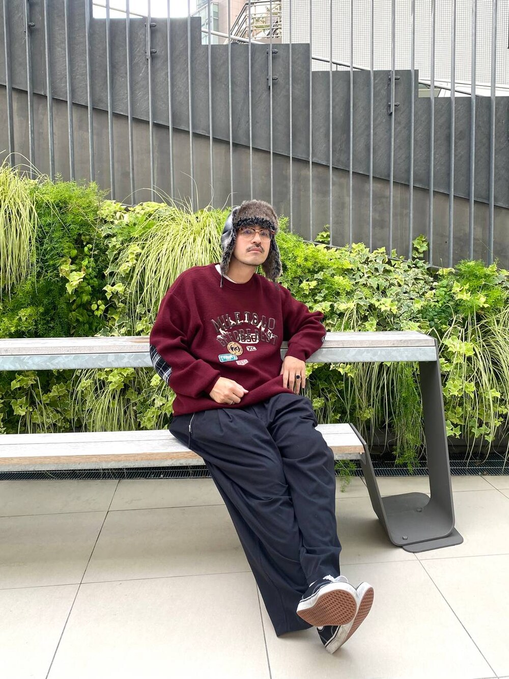 ブラック系のその他パンツ、レッド系のニット/セーター、その他のサングラスを着用したメンズの秋コーディネートの8枚目の写真