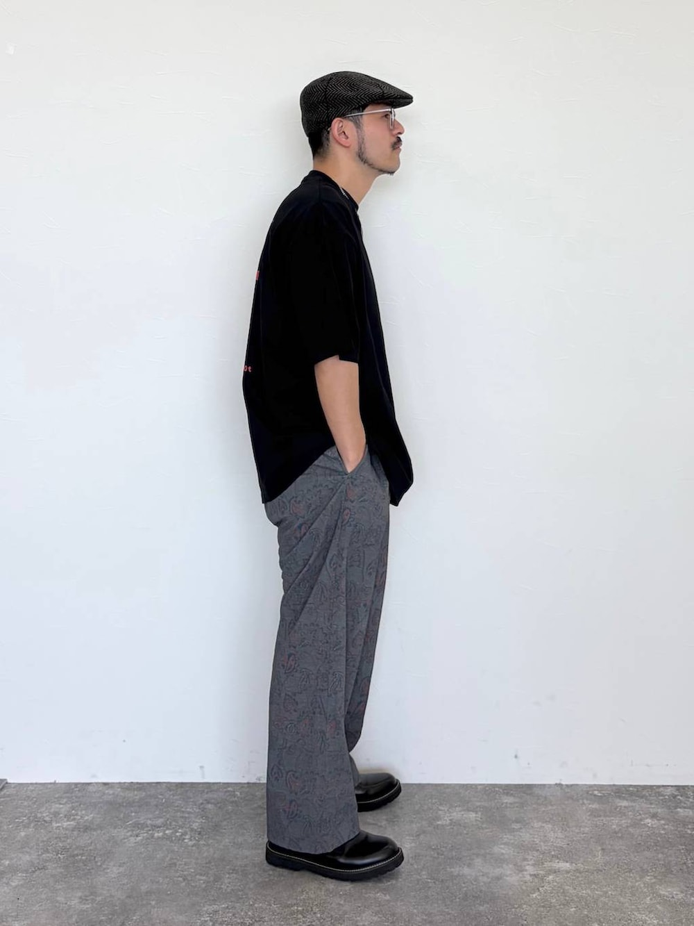 ブラック系のその他シューズ、その他のその他パンツ、その他のネックレスを着用したメンズの春コーディネートの4枚目の写真