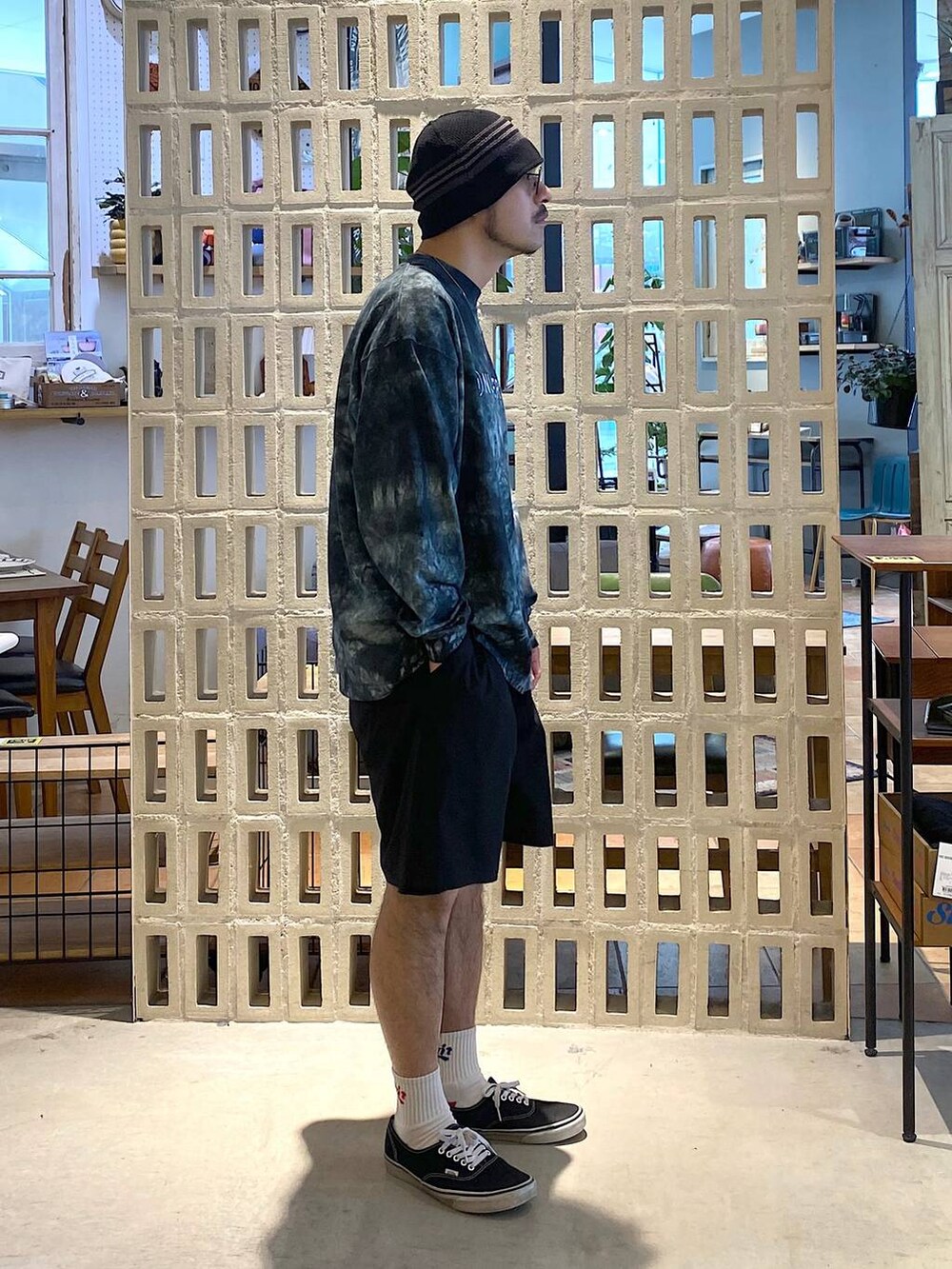 ブラック系のTシャツ/カットソー、ブラック系のその他パンツ、ブラック系のハットを着用したメンズの春コーディネートの4枚目の写真