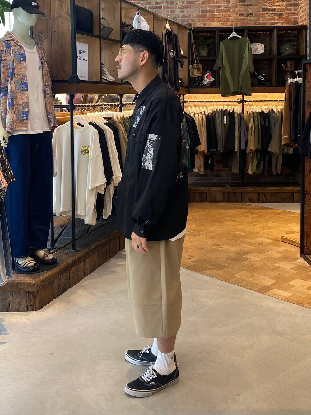 ブラウン系のその他パンツ、グレー系のシャツ/ブラウスを着用したメンズの春コーディネートの4枚目の写真