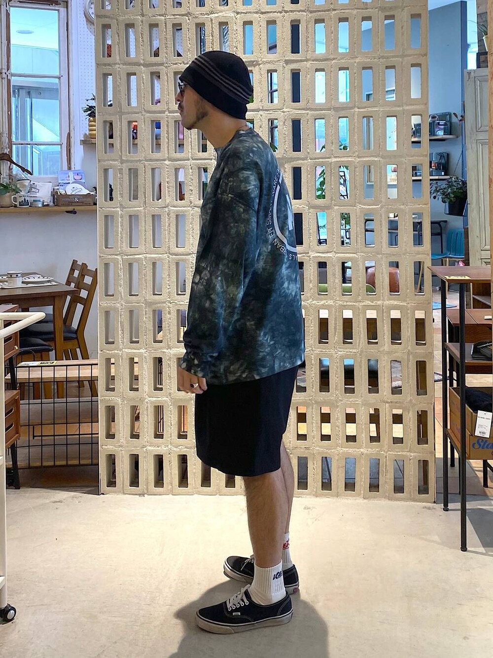 ブラック系のTシャツ/カットソー、ブラック系のその他パンツ、ブラック系のハットを着用したメンズの春コーディネートの2枚目の写真