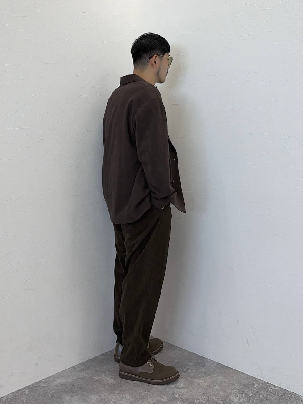 ブラウン系のその他パンツ、ブラウン系のテーラードジャケット、ホワイト系のTシャツ/カットソーを着用したメンズの秋コーディネートの2枚目の写真