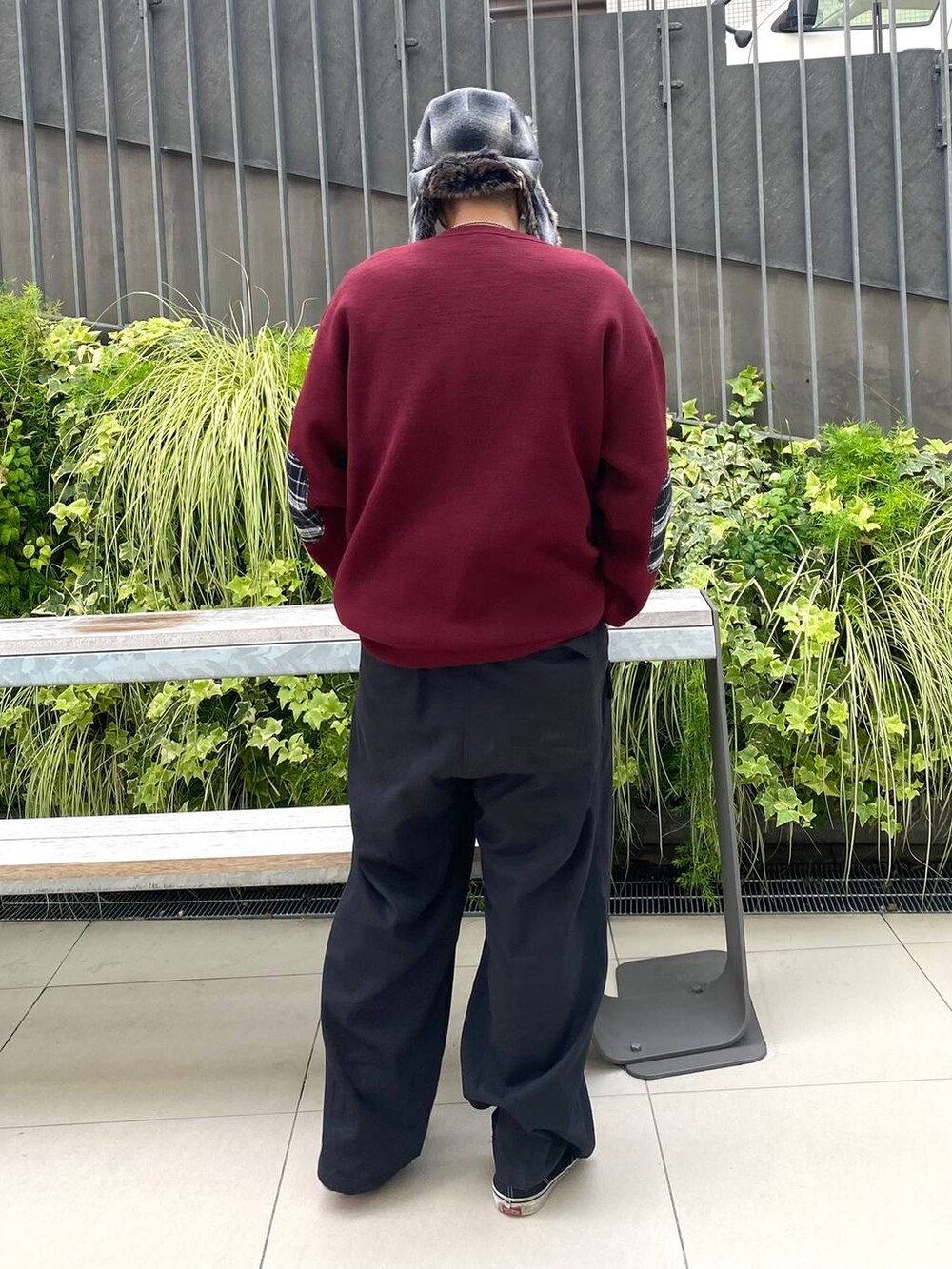 ブラック系のその他パンツ、レッド系のニット/セーター、その他のサングラスを着用したメンズの秋コーディネートの3枚目の写真