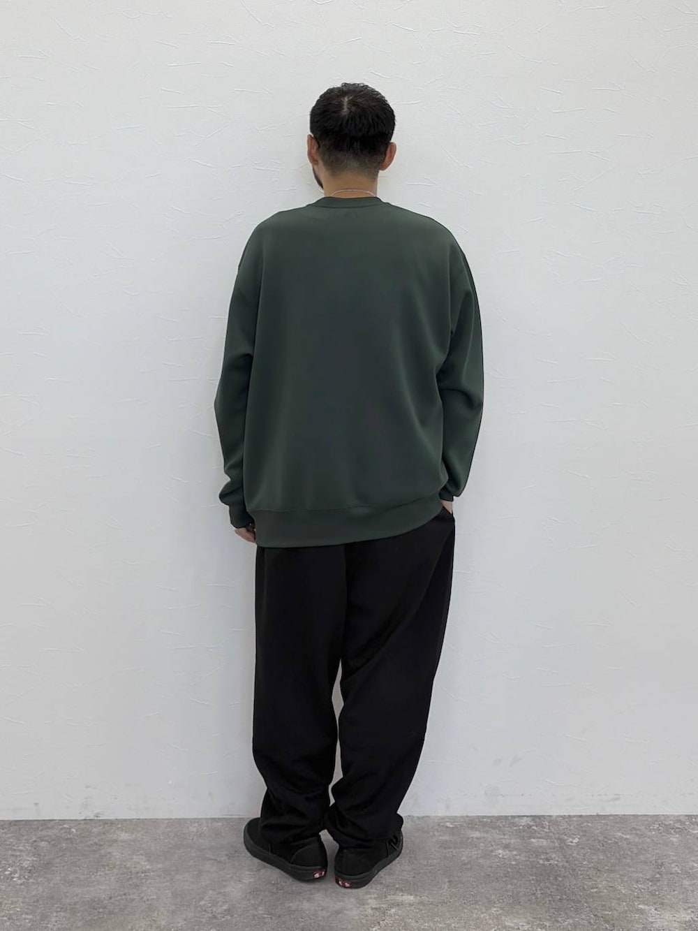 グリーン系のTシャツ/カットソー、ブラック系のその他パンツ、グリーン系のサングラスを着用したメンズの秋コーディネートの4枚目の写真