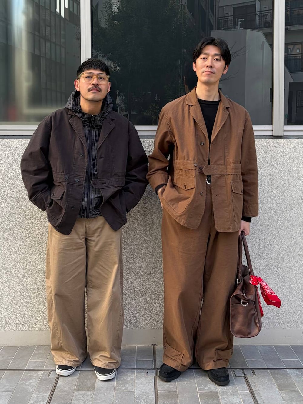 ベージュ系のチノパンツ、グレー系のその他アウター、イエロー系のその他アウターを着用したメンズの冬コーディネートの3枚目の写真