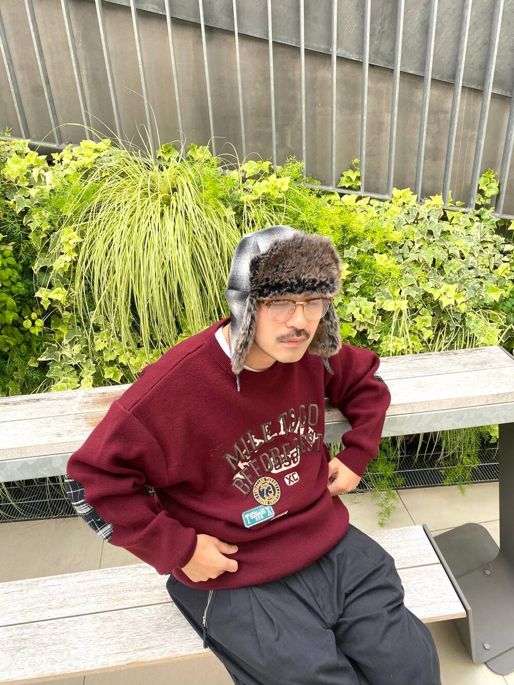 ブラック系のその他パンツ、レッド系のニット/セーター、その他のサングラスを着用したメンズの秋コーディネートの7枚目の写真