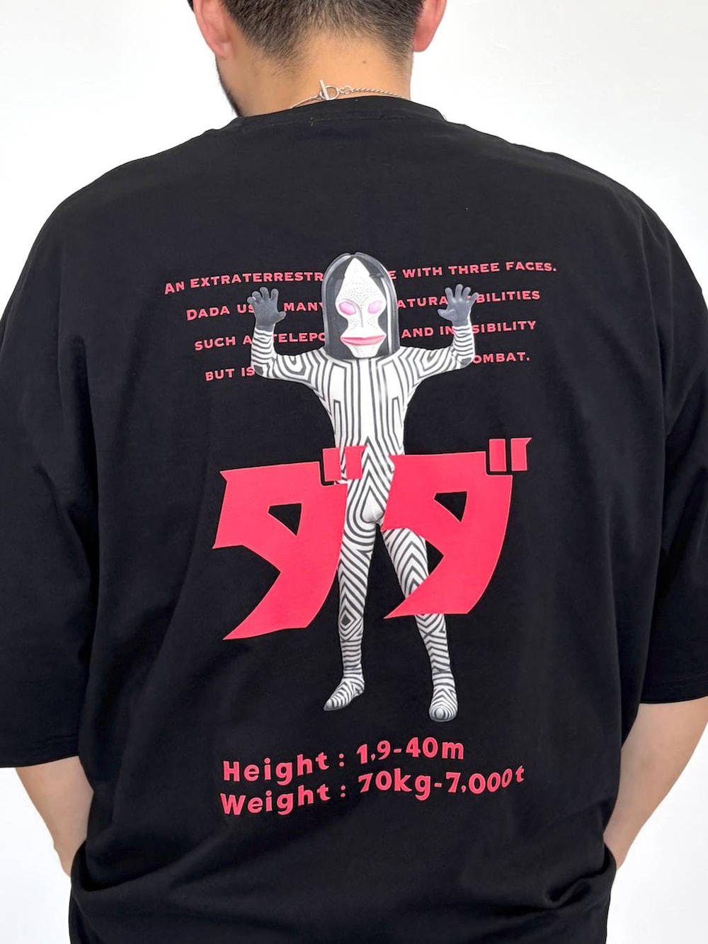 ブラック系のその他シューズ、その他のその他パンツ、その他のネックレスを着用したメンズの春コーディネートの5枚目の写真