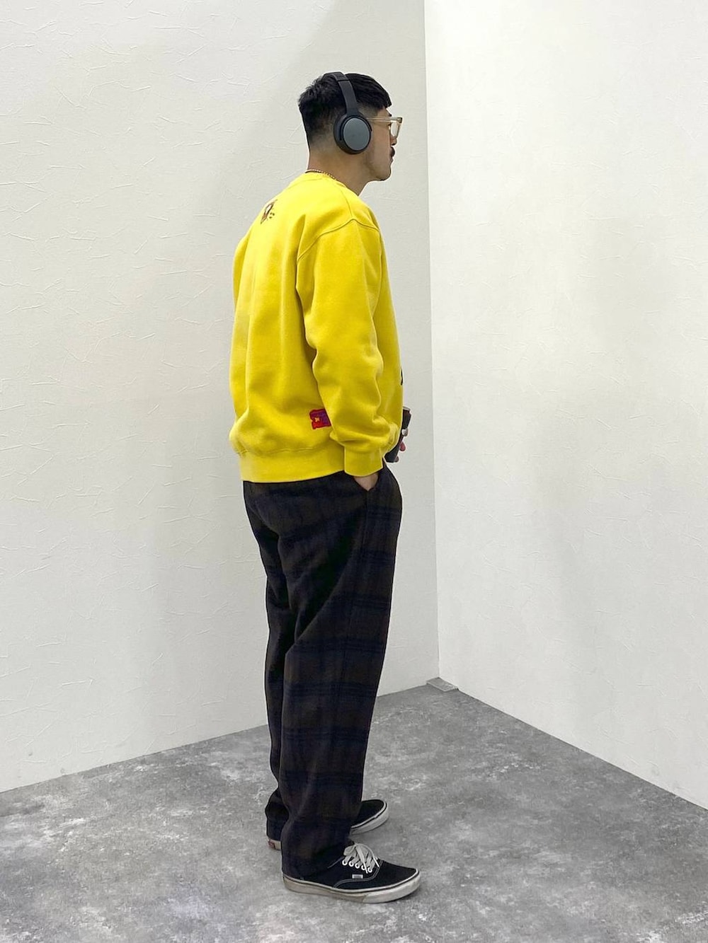 ブラウン系のスラックス、その他のネックレスを着用したメンズの冬コーディネートの4枚目の写真