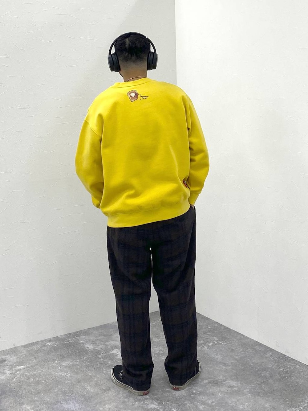 ブラウン系のスラックス、その他のネックレスを着用したメンズの冬コーディネートの3枚目の写真