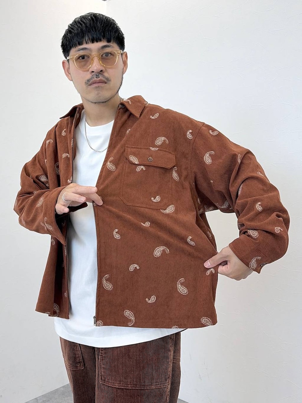 オレンジ系のシャツ/ブラウス、グリーン系のその他シューズ、ブラウン系のその他パンツを着用したメンズの秋コーディネートの3枚目の写真