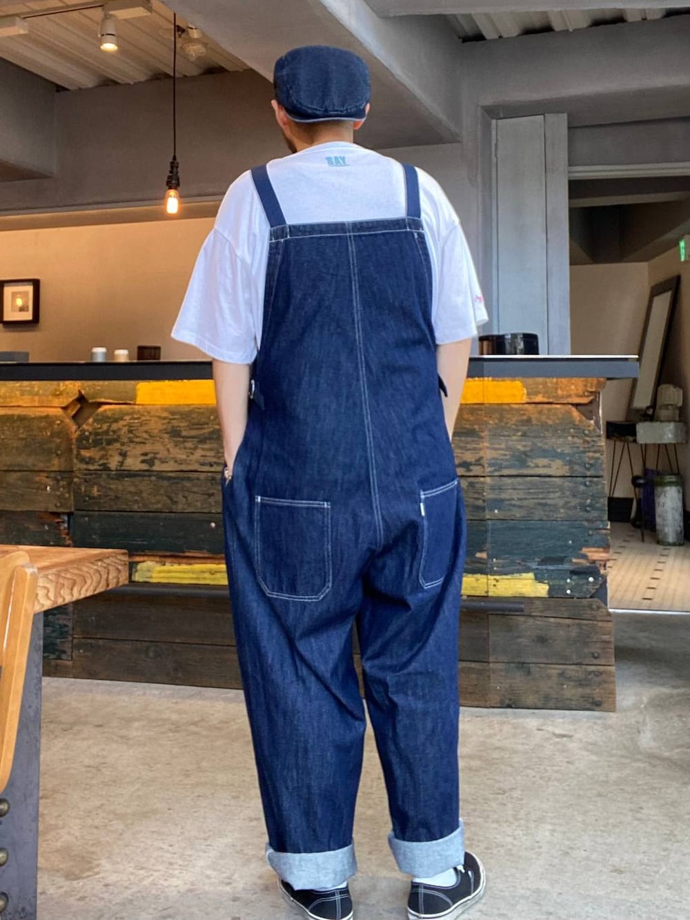 ブルー系のサロペット/オーバーオール、ホワイト系のTシャツ/カットソー、ブラック系のサングラスを着用したメンズの夏コーディネートの3枚目の写真