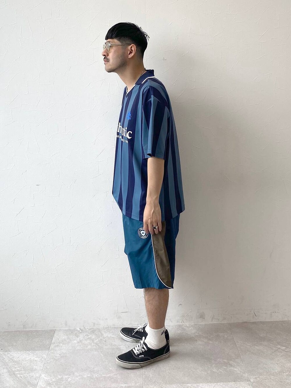 ブルー系のシャツ/ブラウス、グリーン系のその他パンツを着用したメンズの夏コーディネートの2枚目の写真